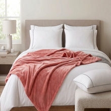 Cargar imagen en el visor de la galería, COBIJA CORAL ROSADO 200x230 + ALMOHADA SUAVE 200H 50x90
