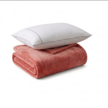 Cargar imagen en el visor de la galería, COBIJA CORAL ROSADO 200x230 + ALMOHADA SUAVE 200H 50x90