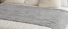 Cargar imagen en el visor de la galería, COBIJA FLANNEL 3D BLANCO/NEGRO 160X230